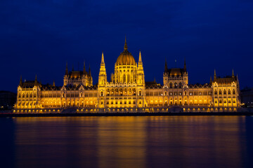 Fototapeta premium Parlament Budapest zur blauen Stunde