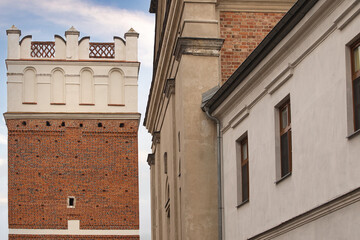 Gotycka Brama Opatowska w Sandomierzu – zabytkowa wieża obronna stanowiąca część dawnych murów miejskich oraz jeden z najbardziej charakterystycznych symboli Starego Miasta. © jarizPJ