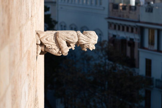 Una g&aacute;rgola medieval en los muros de las torres de Serranos, Valencia, Espa&ntilde;a. 