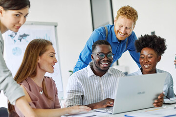 Obraz premium Group of young business people using laptop having a meeting or presentation and seminar in the office