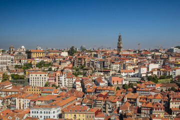 Fototapeta premium Vista aérea del casco histórico de Oporto con la Torre de los Clérigos bajo un cielo despejado en Portugal.