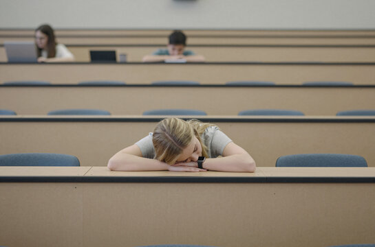 Studentin schl&auml;ft im H&ouml;rsaal &ndash; M&uuml;digkeit, Lernstress und Ersch&ouml;pfung im Studium