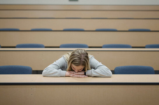Studentin schl&auml;ft im H&ouml;rsaal &ndash; M&uuml;digkeit, Lernstress und Ersch&ouml;pfung im Studium