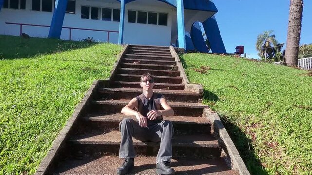 homem com mochila caminhando 