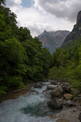 Obraz premium Arazas River in Ordesa and Monte Perdido