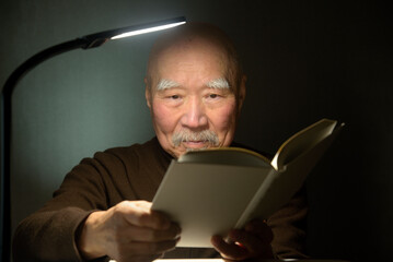 読書を楽しむ老人