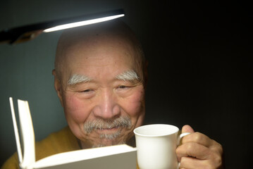 読書とコーヒーを楽しむ老人