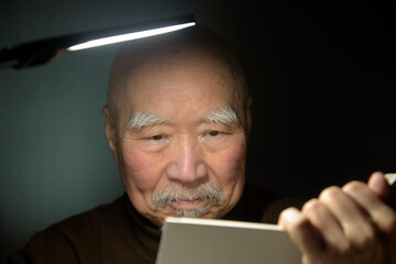 読書を楽しむ老人