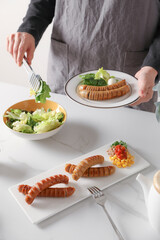 접시에 담긴 소시지