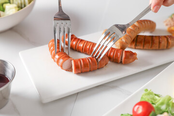 접시에 담긴 소시지