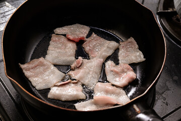 豚バラを炒める