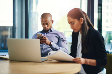 Obraz premium Business, man or phone with texting in meeting for story research, email source or check schedule. Coworking, journalist and tech at publishing agency for article review, notification and news update