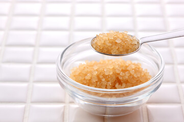 ガラスボウルに入れたザラメ　白タイルバック