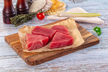 Raw tuna steak for cooking © Andrei Starostin