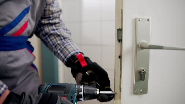 Skilled Locksmith Expert Repairing