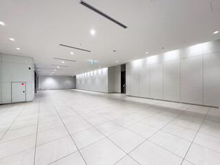 モダンでミニマルなオフィスビルのエントランスロビー 清潔感のあるビジネス空間の背景