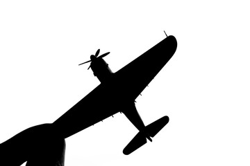 指でつままれたシルエットのプロペラ戦闘機