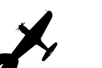 指でつままれたシルエットのプロペラ戦闘機