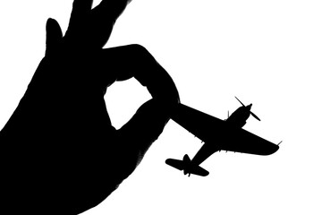 指でつままれたシルエットのプロペラ戦闘機