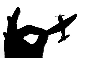 指でつままれたシルエットのプロペラ戦闘機