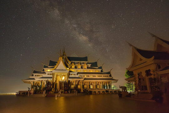 Milky way with the temple "Wat Pa Phu Kon" in Udon Thani, Thaila