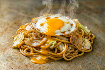 目玉焼きのせソース焼きそば