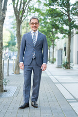 屋外にいるビジネスマン