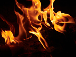 暗闇の夜で激しく燃える炎の形