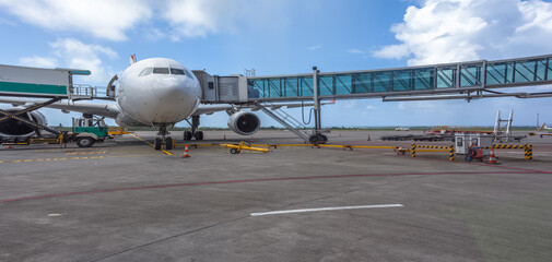 Avion sur le tarmac avec passerelle d&rsquo;acc&egrave;s &agrave; bord 
