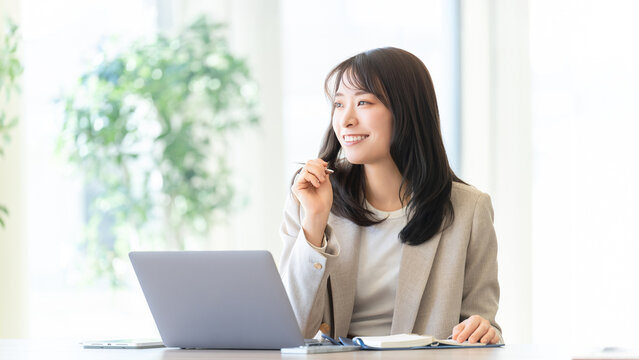 デスクワークをする女性ビジネスパーソン, Businesswoman doing desk work
