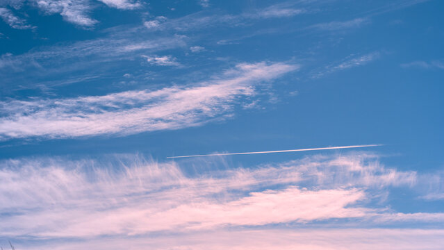 Cielo azul con nubes rojas, cirros, c&uacute;mulos, estratos y nimbos