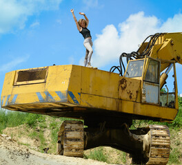 Frau auf der Baustelle am Bagger