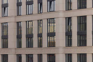 Fototapeta premium Reflections in modern architecture showcase city life and vibrant surroundings during the golden hour