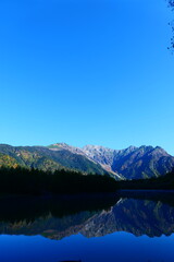 大正池に映る秋の穂高連峰。上高地、松本、長野、日本。10月下旬。