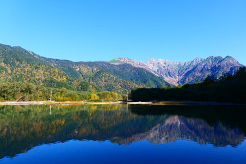 大正池に映る秋の穂高連峰。上高地、松本、長野、日本。10月下旬。