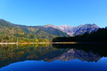 大正池に映る秋の穂高連峰。上高地、松本、長野、日本。10月下旬。