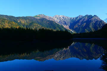 大正池に映る秋の穂高連峰。上高地、松本、長野、日本。10月下旬。