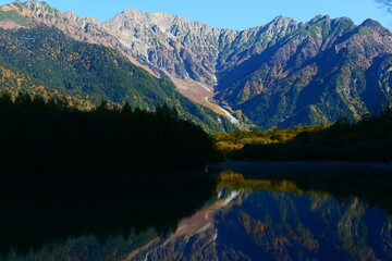 大正池に映る秋の穂高連峰。上高地、松本、長野、日本。10月下旬。