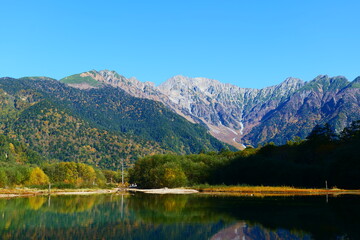 大正池に映る秋の穂高連峰。上高地、松本、長野、日本。10月下旬。