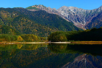 大正池に映る秋の穂高連峰。上高地、松本、長野、日本。10月下旬。
