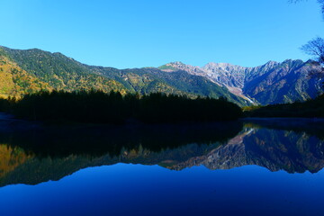大正池に映る秋の穂高連峰。上高地、松本、長野、日本。10月下旬。
