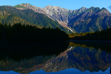 大正池に映る秋の穂高連峰。上高地、松本、長野、日本。10月下旬。