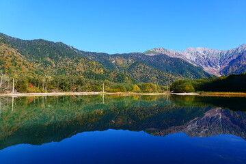 大正池に映る秋の穂高連峰。上高地、松本、長野、日本。10月下旬。