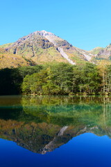 大正池に映る秋の焼岳。上高地。松本、長野、日本。10月下旬。