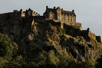 Obraz premium Edinburgh Castle on a rocky cliff at sunset in Scotland