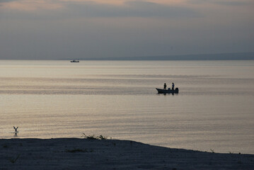海に漂う釣り人