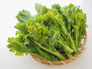 ざるに盛った菜の花