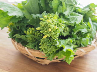 ざるに盛った菜の花