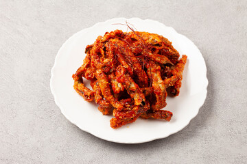  고추를 살짝 데쳐 찹쌀 풀을 바르고 바삭하게 말린 뒤에 기름에 튀긴 음식.
A dish made by lightly blanching chili peppers, coating them with glutinous rice paste, drying them until crispy, and then deep-frying them in oil.
