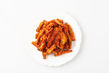  고추를 살짝 데쳐 찹쌀 풀을 바르고 바삭하게 말린 뒤에 기름에 튀긴 음식.
A dish made by lightly blanching chili peppers, coating them with glutinous rice paste, drying them until crispy, and then deep-frying them in oil.
